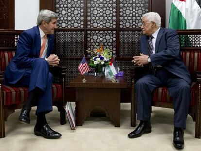 El secretario de Estado, John Kerry, y el presidente palestino, Mahmud Abbas, en Ramala.