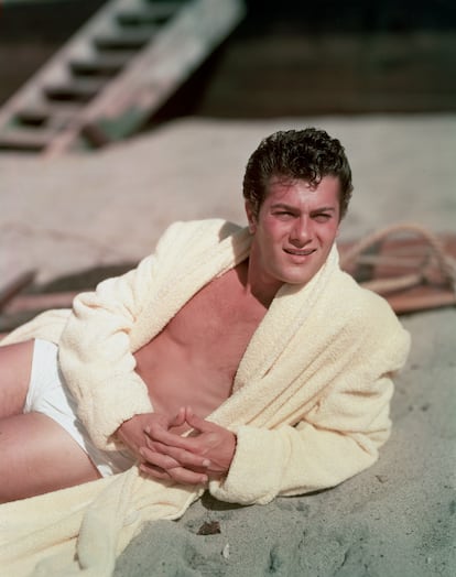 Tony Curtis descansa en la playa en los años cincuenta.