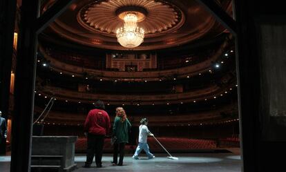 Preparando el escenario para un ensayo en el teatro de la Zarzuela de Madrid.