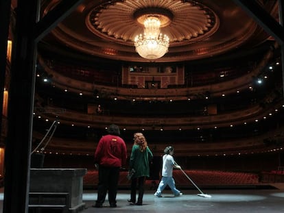 Preparando el escenario para un ensayo en el teatro de la Zarzuela de Madrid.