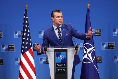 Pete Hegseth ofrece una rueda de prensa durante una reunión de ministros de Defensa de la OTAN, este jueves en Bruselas, Bélgica,