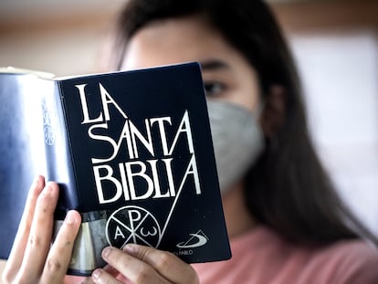 Una alumna de Religión lee la Biblia.