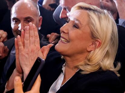 Marine Le Pen, French far-right National Rally (Rassemblement National) party candidate in the 2022 French presidential election, greets people at the end of a campaign rally in Arras, France, April 21, 2022. REUTERS/Yves Herman
