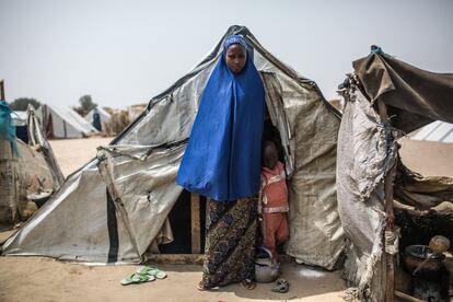 Fatana (nome fictício) passou três meses sequestrada pelo Boko Haram. Foi obrigada a se casar com um combatente e hoje vive como refugiada no campo de Muna Garage, em Maiduguri.