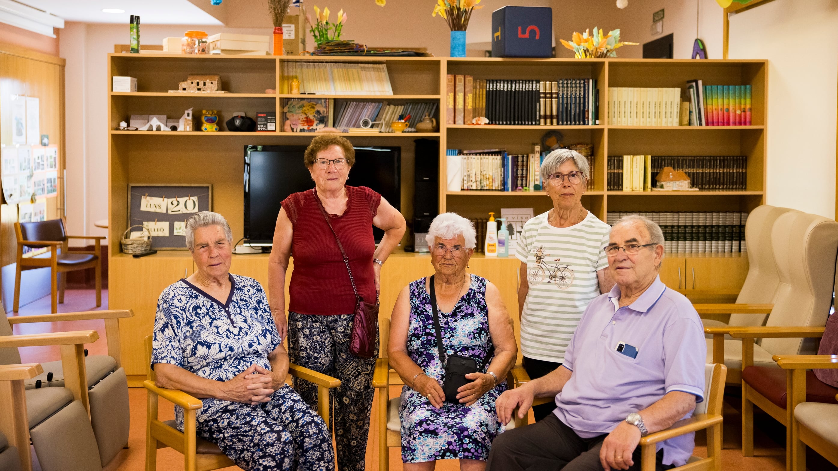 De izquierda a derecha, Mariana Druán, Francisca Rodríguez, Avelina Álvarez, Esther González y José Limia, la semana pasada en el centro de Lodoselo (Sarreaus, Ourense).