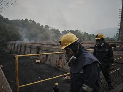 trabajadores procesan carbón en Cúcuta, Norte de Santander,