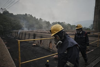 trabajadores procesan carbón en Cúcuta, Norte de Santander,