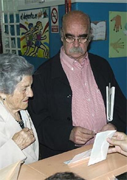 José Antonio Labordeta (Chunta Aragonesista), aguarda su turno para votar.