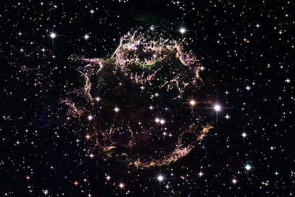 Imagen tomada por el satélite espacial que muestra nubes de gas de colores, rojo, blanco, azul, verde y rosa, que tienen su origen en la muerte de la estrella Casiopea A o Cas A, en la galaxia de Casiopea, una supernova que se encuentra en nuestra galaxía, la Vía Láctea.