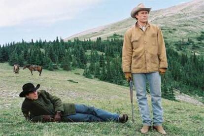 Jake Gyllenhaal (a la izquierda) y Heath Ledger, en una imagen de <i>Brokeback mountain (En terreno vedado</i>), <b>de Ang Lee</b>.