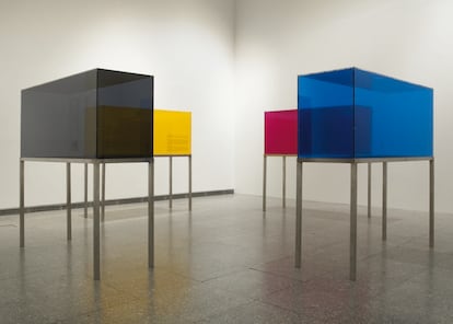 La instalación 'Vitrinas CMYK' (2011), de Ignasi Aballí, en la nueva presentación de la colección del Macba.