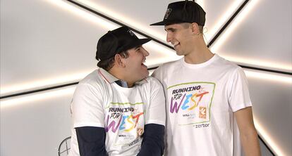 Diego Méntrida y su hermano Carlos con las camisetas de la campaña Running for West.