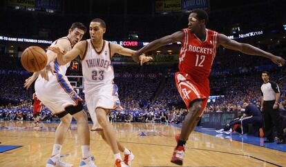 Martin, de los Thunder, intenta atrapar el balón pese a la oposición de Beverley, de los Rockets.