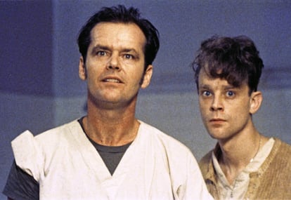 Em ‘Um Estranho no Ninho’ (1975), que se passa num manicômio, Jack Nicholson e parte do elenco, como Danny DeVito, se internaram num hospício de verdade para ver de perto os comportamentos de pacientes reais, que depois eles teriam que levar à tela. Algo que valeu a pena, pois Nicholson recebeu o Oscar de melhor ator por este filme em 1976.