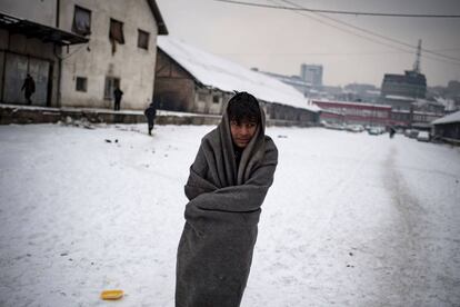 Un migrante en un campo de refugiados en Belgrado.