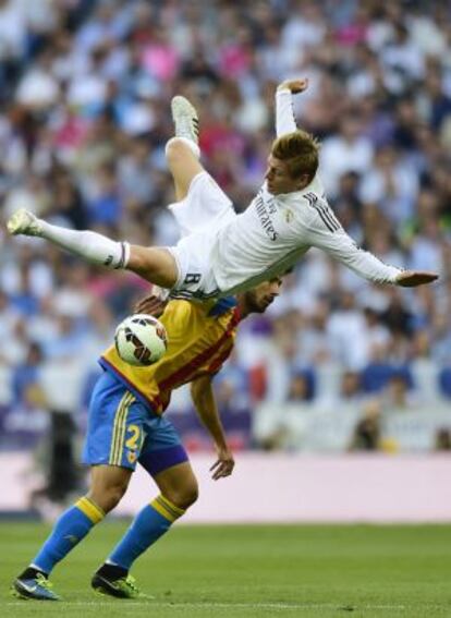 Kroos cae desequilibrado en su pugna con André Gomes