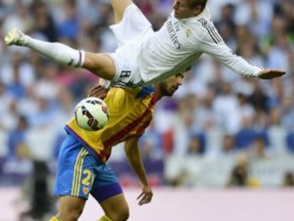 Kroos cae desequilibrado en su pugna con André Gomes