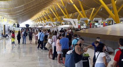Pasajeros en el aeropuerto Madrid-Barajas