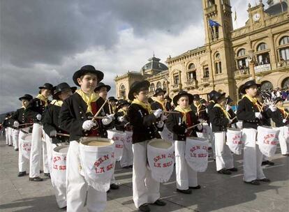 Varios niños del colegio San Luis La Salle, listos para marchar, ayer frente al Ayuntamiento de San Sebastián.