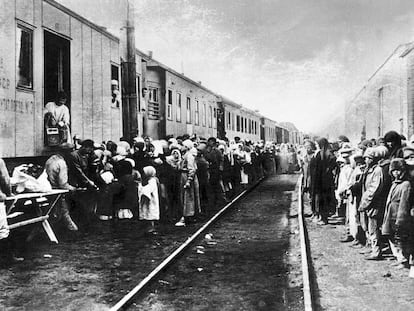 Un tren lleva suministros a los prisioneros y sus familias que van a los campos de trabajo de Siberia, a finales de la década de 1920.