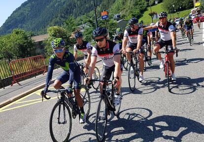 Lorenzo acompaña a Quintana en un entrenamiento.