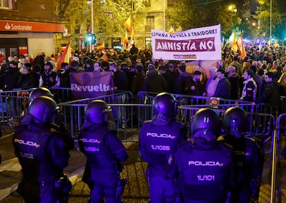 Manifestantes con la bandera de Revuelta, de las juventudes de VOX, protestan en la calle Ferraz con Marqués de Urquijo, este miércoles.