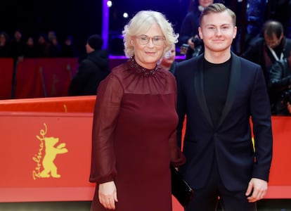 Christine Lambrecht, en 2020, cuando era ministra de Justicia alemana, con su hijo Alexander en la Berlinale. 