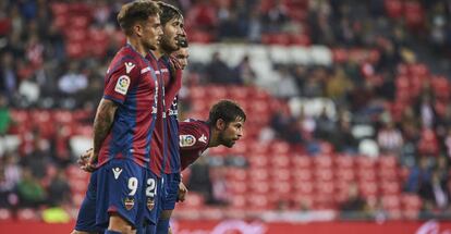 Los jugadores del Levante, durante un partido de Liga.