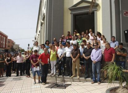 Cargos públicos y funcionarios del Cabildo de Fuerteventura guardan cinco minutos de silencio a las puertas de la sede de la institución, en señal de duelo por las 153 personas que fallecieron ayer en el accidente de un avión en el aeropuerto de Barajas.