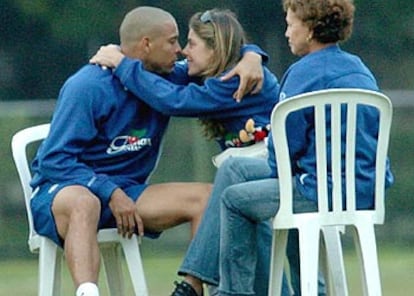 Ronaldo y Daniela en actitud cariñosa en presencia de la madre del futbolista, Sonia Nazario.