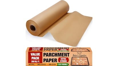 Este rollo de papel de hornear incluye 64 metros para cocinar tus recetas sin necesidad de manchar.