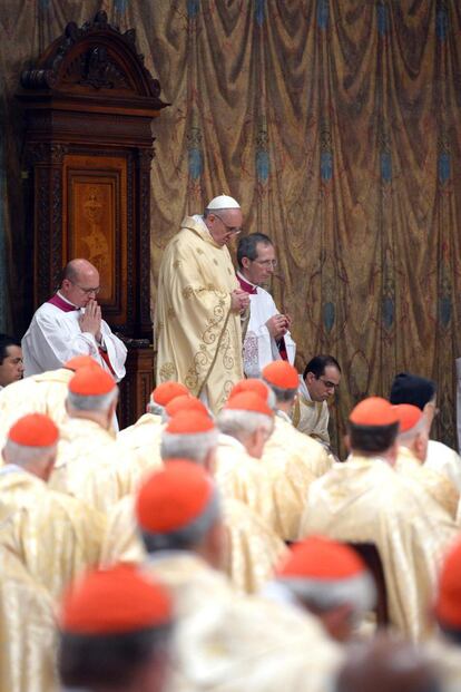 El papa Francisco apela al movimiento y a construir la Iglesia con "piedras vivas" y con "consistencia". "Si nos paramos, la cosa no va", proclama en su primera homilía en la Capilla Sixtina ante los 114 cardenales que participaron en el cónclave.