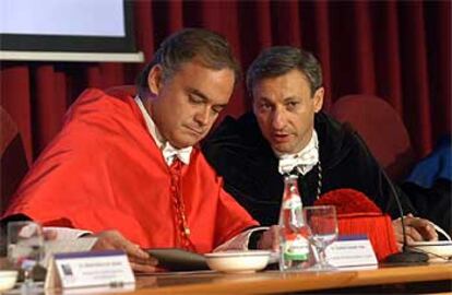 Esteban González Pons, a la izquierda, y el rector Francisco Toledo, ayer en la apertura de curso en la Jaume I.
