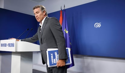 El líder del PP, Alberto Núñez Feijóo, tras la rueda de prensa, el lunes.