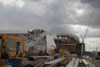 Fotografía de una zona del estadio "Itaquerao" después de un accidente con una grúa el pasado miércoles 27 de noviembre de 2013, en Sao Paulo (Brasil). EFE/Archivo