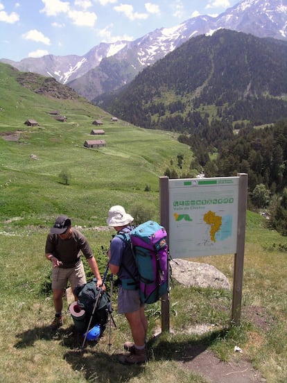 Senderistas en el valle de Gistau. Al fondo, el Posets (3.369 metros), la segunda cima más alta de los Pirineos.