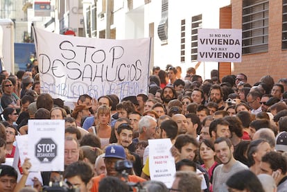 La plataforma, una vez impedido el desalojo, tiene la intención de llevar la protesta hasta el banco que le dio la hipoteca a Anuar para exigir que acepten el piso por la deuda.