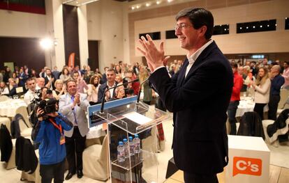 José Marín, el candidato de Ciudadanos, partido al que el CIS otorga cinco escaños, ha sacado músculo desde Sevilla en su cena-mitin de inicio de campaña en la que ha destacado que su partido está consolidado en Andalucía y con opciones de formar grupo parlamentario. Su formación es, a su juicio, "una auténtica marea naranja" que recorre Andalucía y que "sólo recibe ilusión, confianza y ganas de cambiar las cosas".