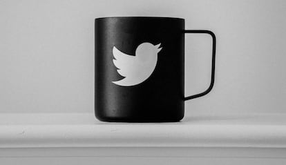 Taza con logo de Twitter