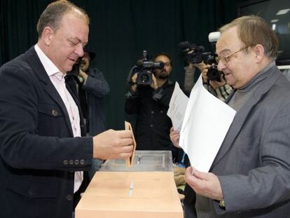 José Antonio Monago, que logro el Gobierno de Extremadura por primera vez para el PP el pasado mayo, ha votado hoy en un colegio electoral de Badajoz. Imagen facilitada por el PP.