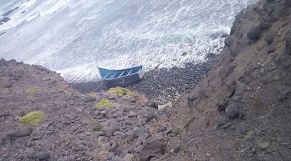 La patera hallada en una playa de la isla de São Nicolau, en Cabo Verde.