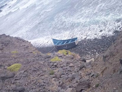 La patera hallada en una playa de la isla de São Nicolau, en Cabo Verde.