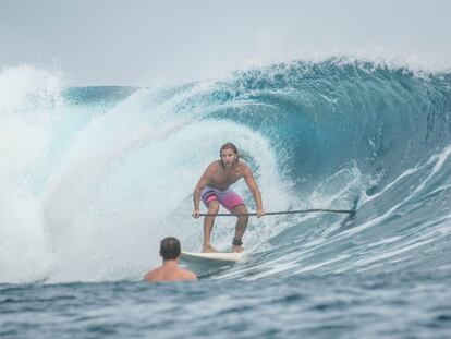 Diego Bello practicando surf en Filipinas, en una imagen facilitada por la familia.