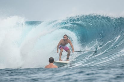 Diego Bello practicando surf en Filipinas, en una foto facilitada por la familia.