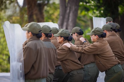 Alumnos de la Escuela de Formación de Carabineros realizan formaciones de encuentro para manifestaciones. 
