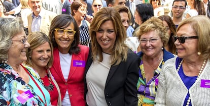 <span >Susana Daz, presidenta de la Junta de Andaluca, con Rosa Aguilar, Amparo Rubiales y otras mujeres tras el debate de investidura, por JULIO MU?OZ (EFE)</span>