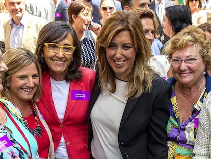 <span >Susana Díaz, presidenta de la Junta de Andalucía, con Rosa Aguilar, Amparo Rubiales y otras mujeres tras el debate de investidura, por JULIO MUÑOZ (EFE)</span>