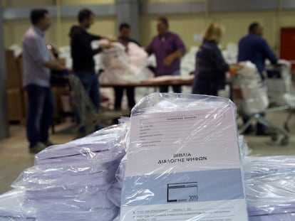 Empleados preparan las papeletas de las elecciones europeas en Atenas.