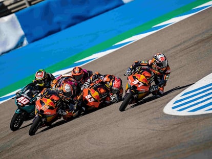 Deniz Öncü se cae encima de Jaume Masià y Darryn Binder durante la carrera de Moto3 en Jerez, el pasado mayo. Pedro Acosta, con el 37 y por el interior, gana la carrera.