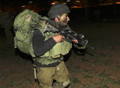 Un soldado israelí se encamina hacia el interior de Gaza, en el inicio de la invasión por tierra.